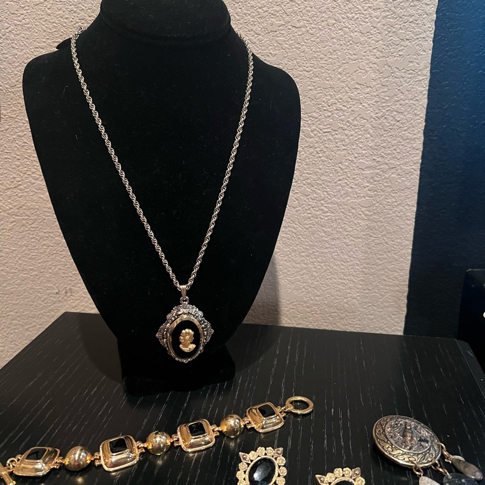 Classic Black Cameo Pendant Necklace set - Picture 2 of 5